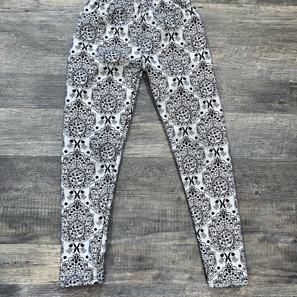 Elegant Monochrome Patterned Leggings